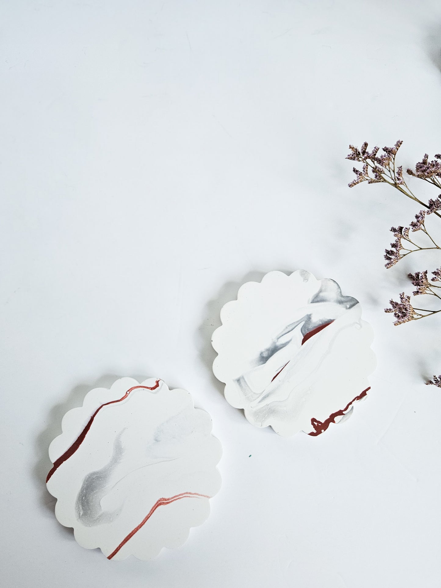 Set of 2 Round Scalloped Coasters – White with Grey & Red Marble Effect