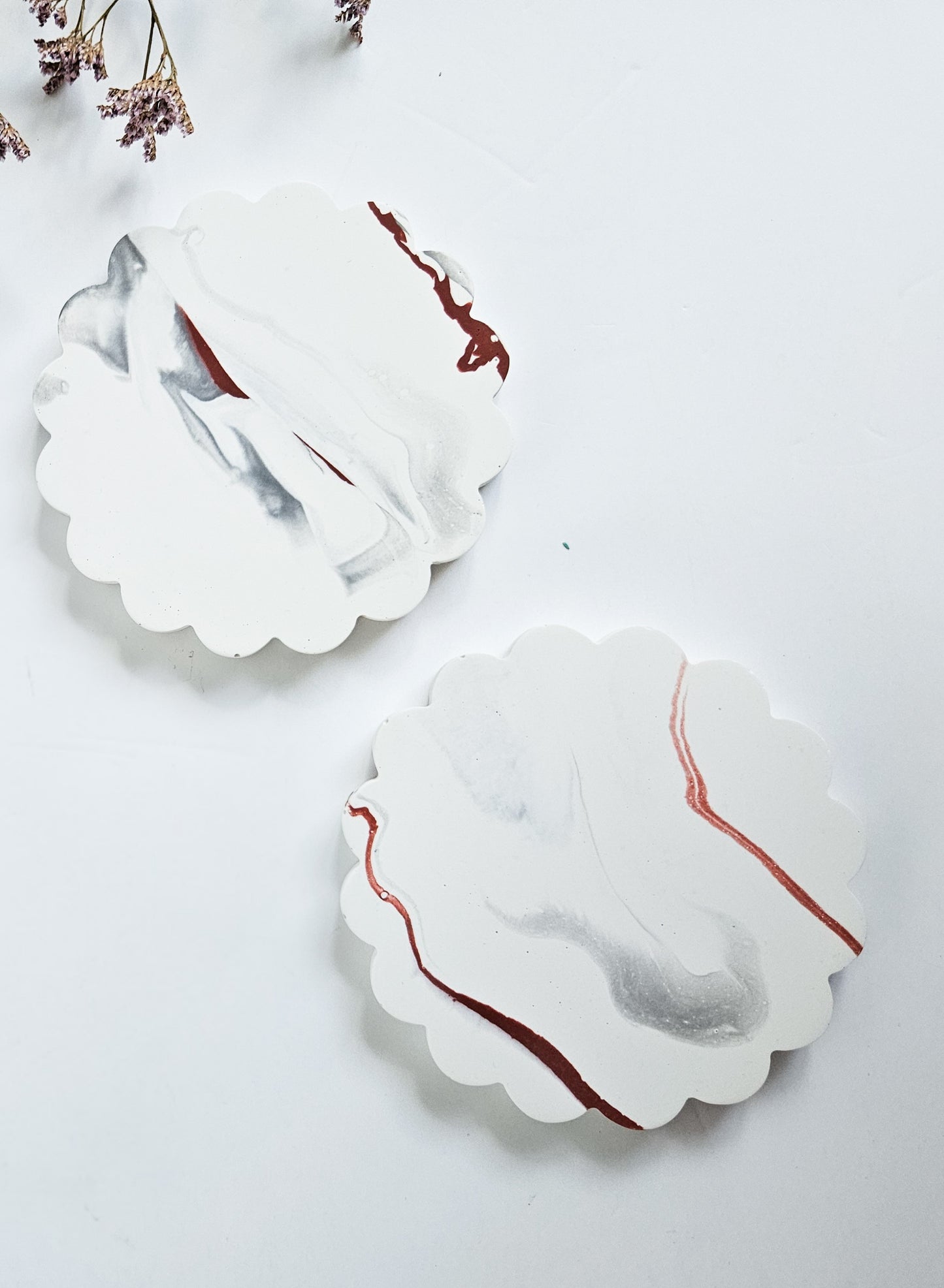 Set of 2 Round Scalloped Coasters – White with Grey & Red Marble Effect