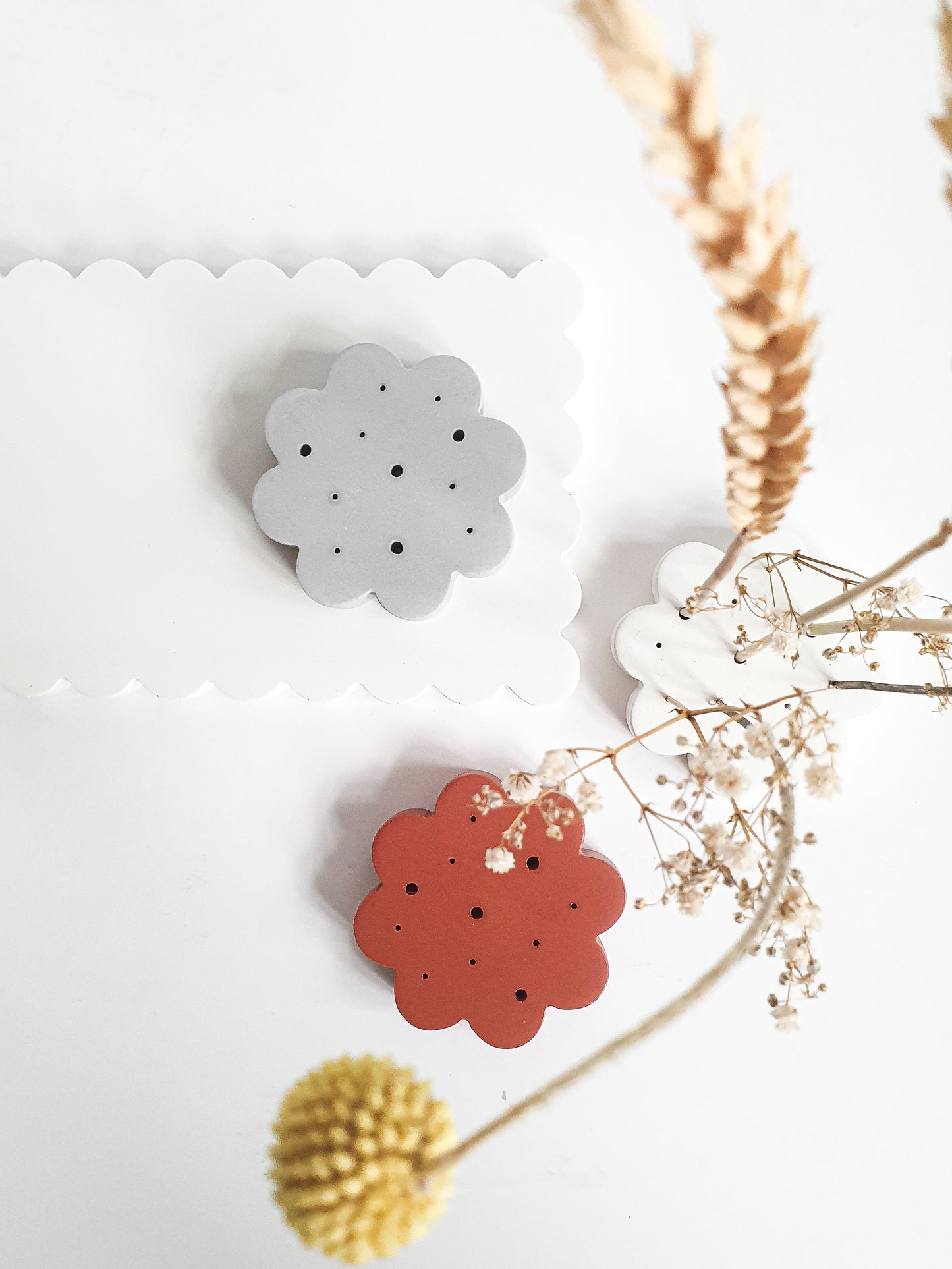 YESOstudio Dried Flower Scallop Stand – Elegant Floral Display
