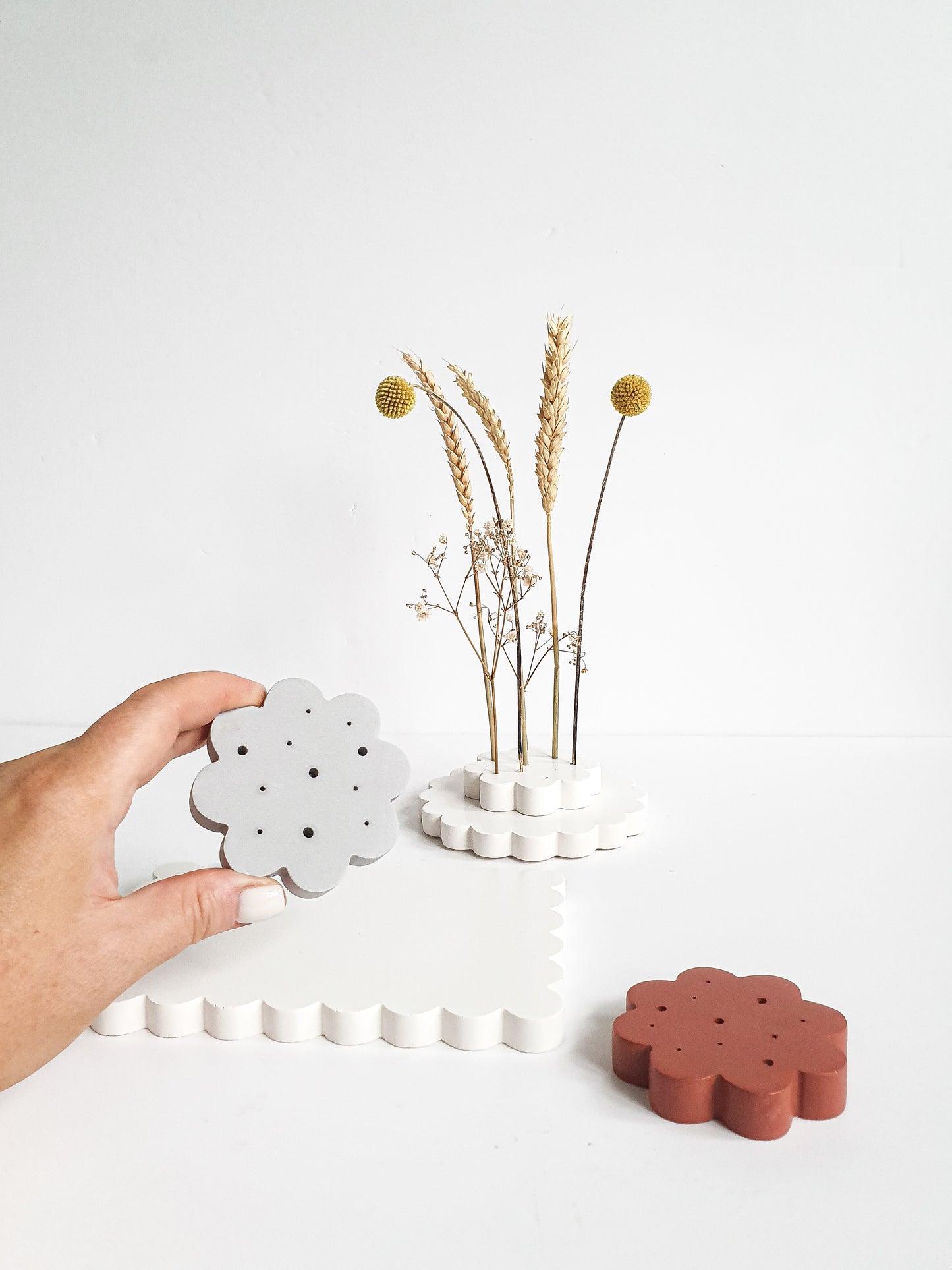 YESOstudio Dried Flower Scallop Stand – Elegant Floral Display