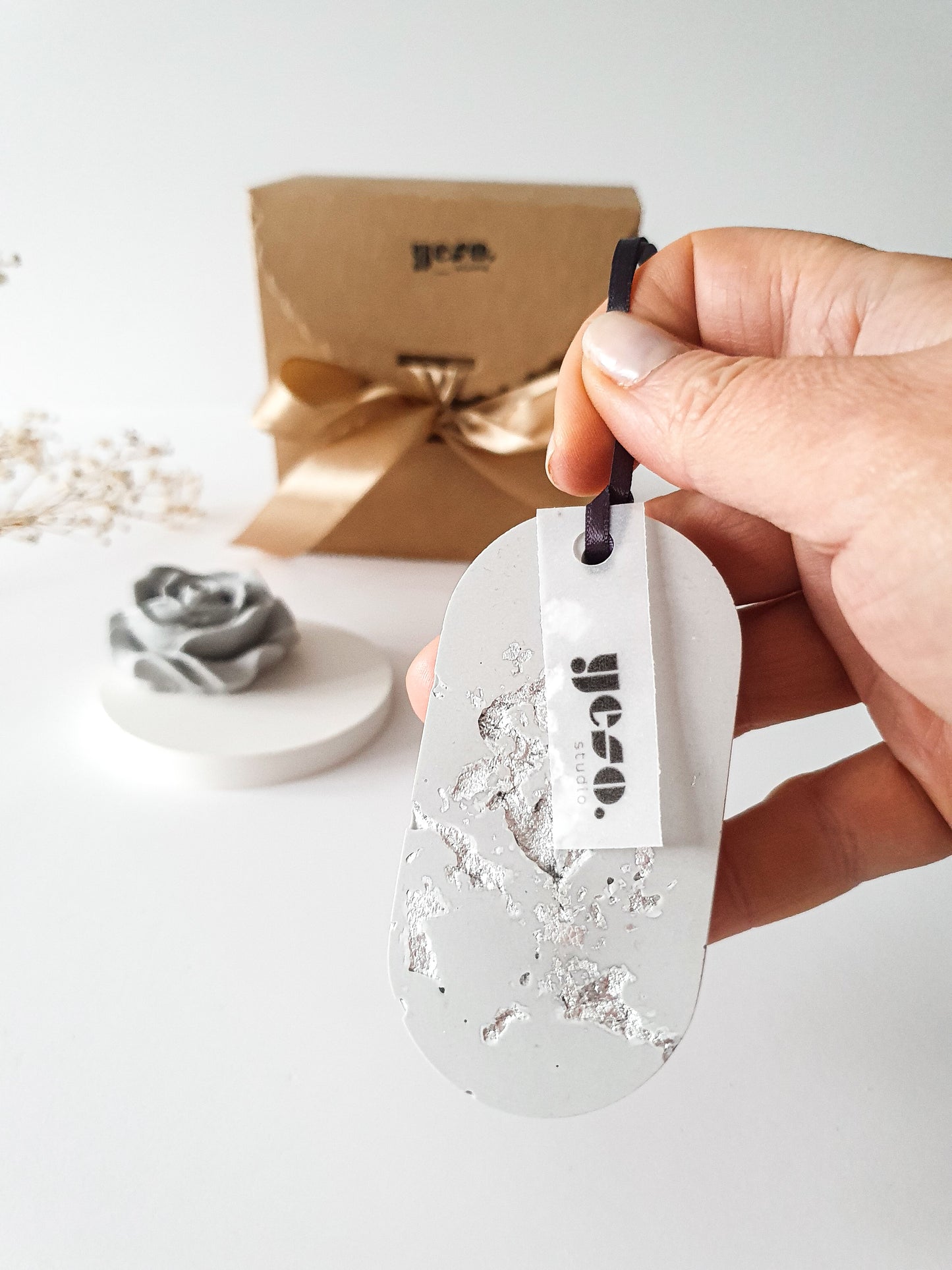 YESOstudio Compact Rose Diffuser and Sparkly Aroma Tag Gift Set