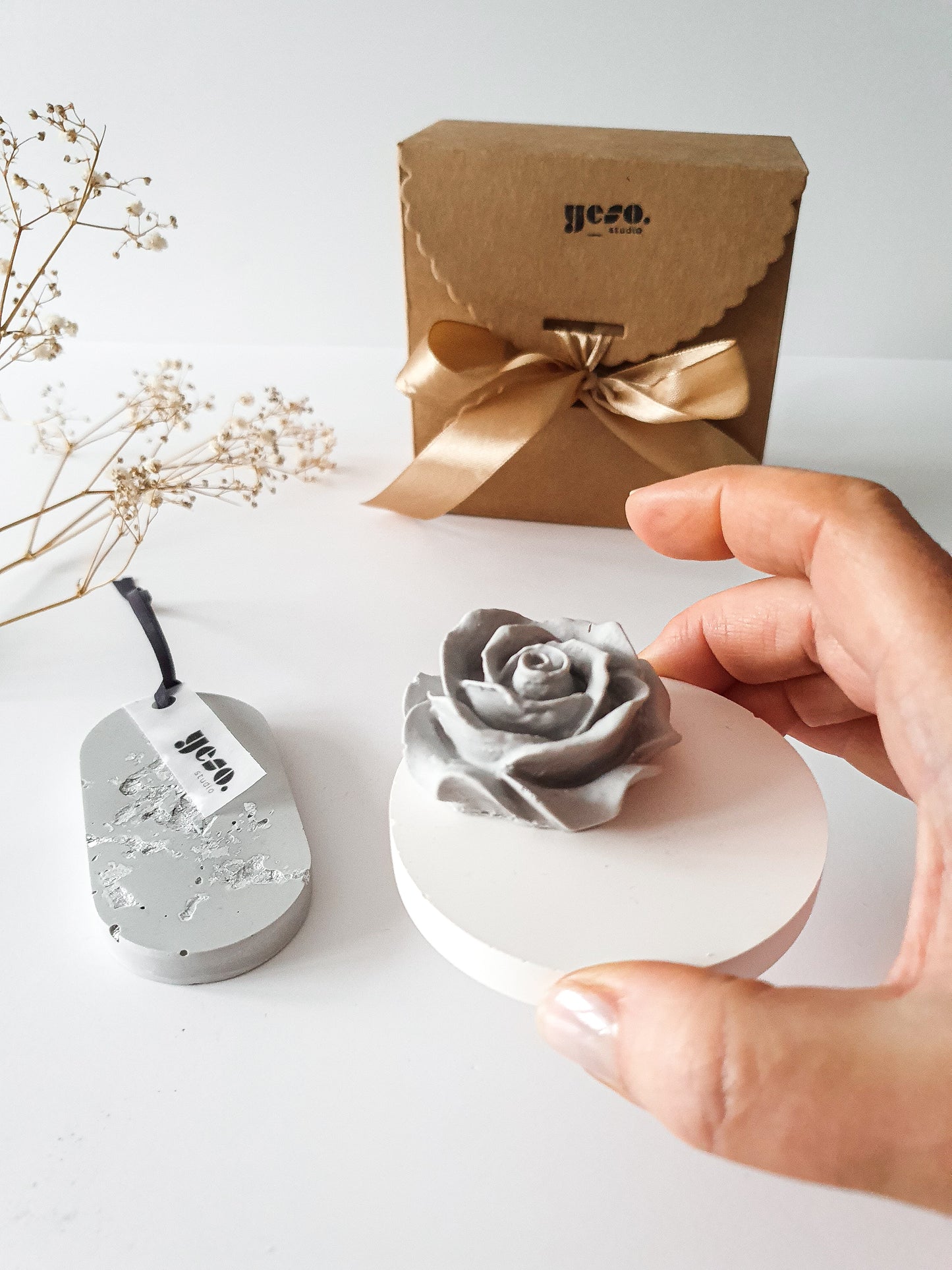 YESOstudio Compact Rose Diffuser and Sparkly Aroma Tag Gift Set