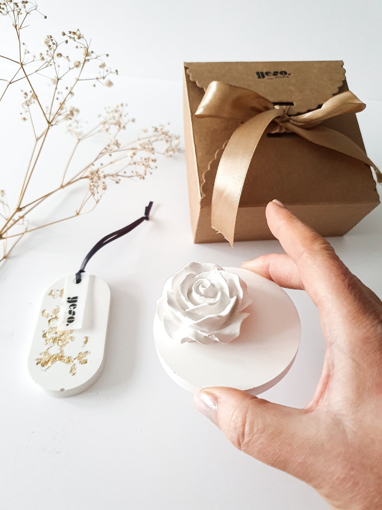 YESOstudio Compact Rose Diffuser and Sparkly Aroma Tag Gift Set