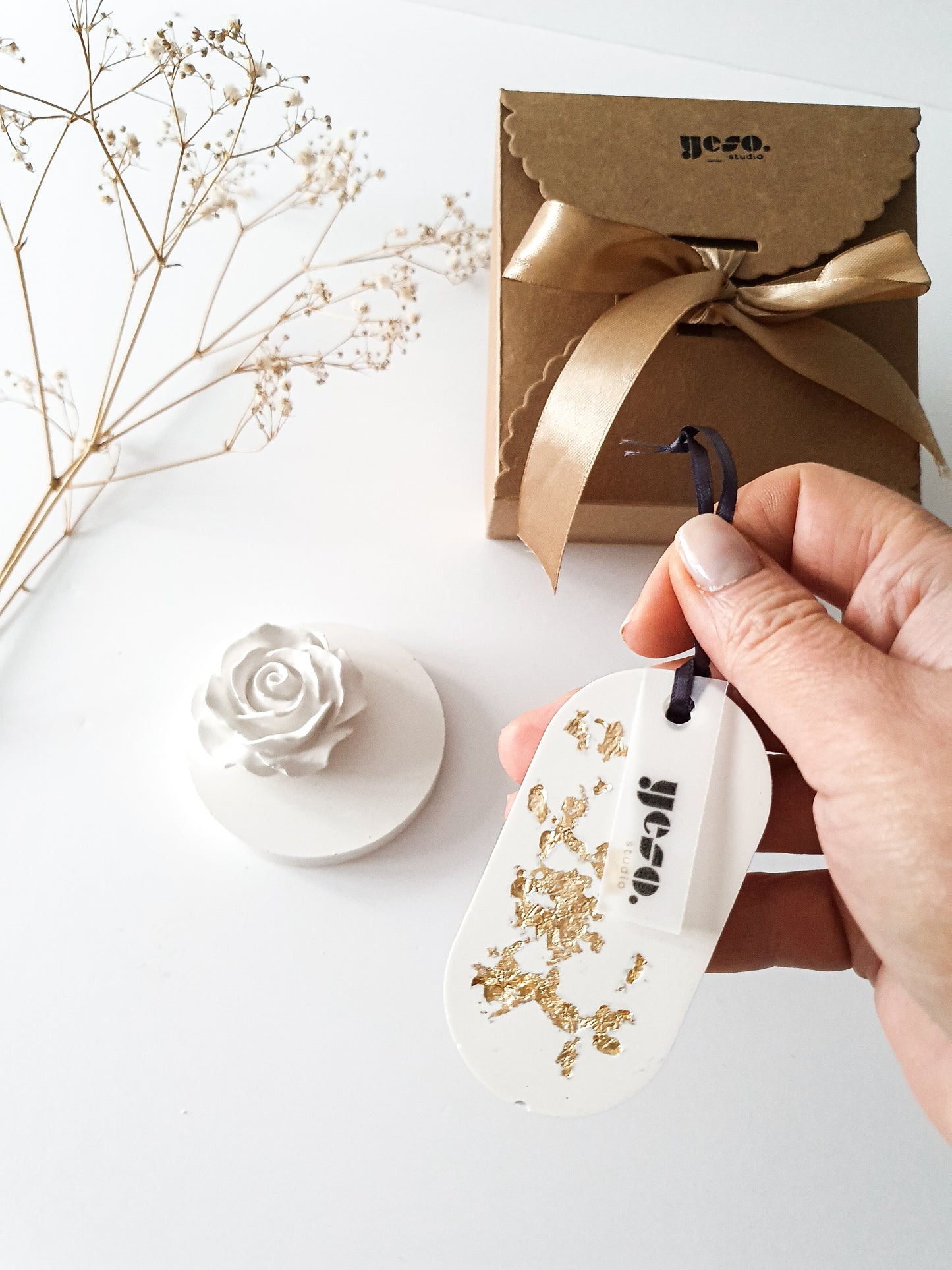 YESOstudio Compact Rose Diffuser and Sparkly Aroma Tag Gift Set