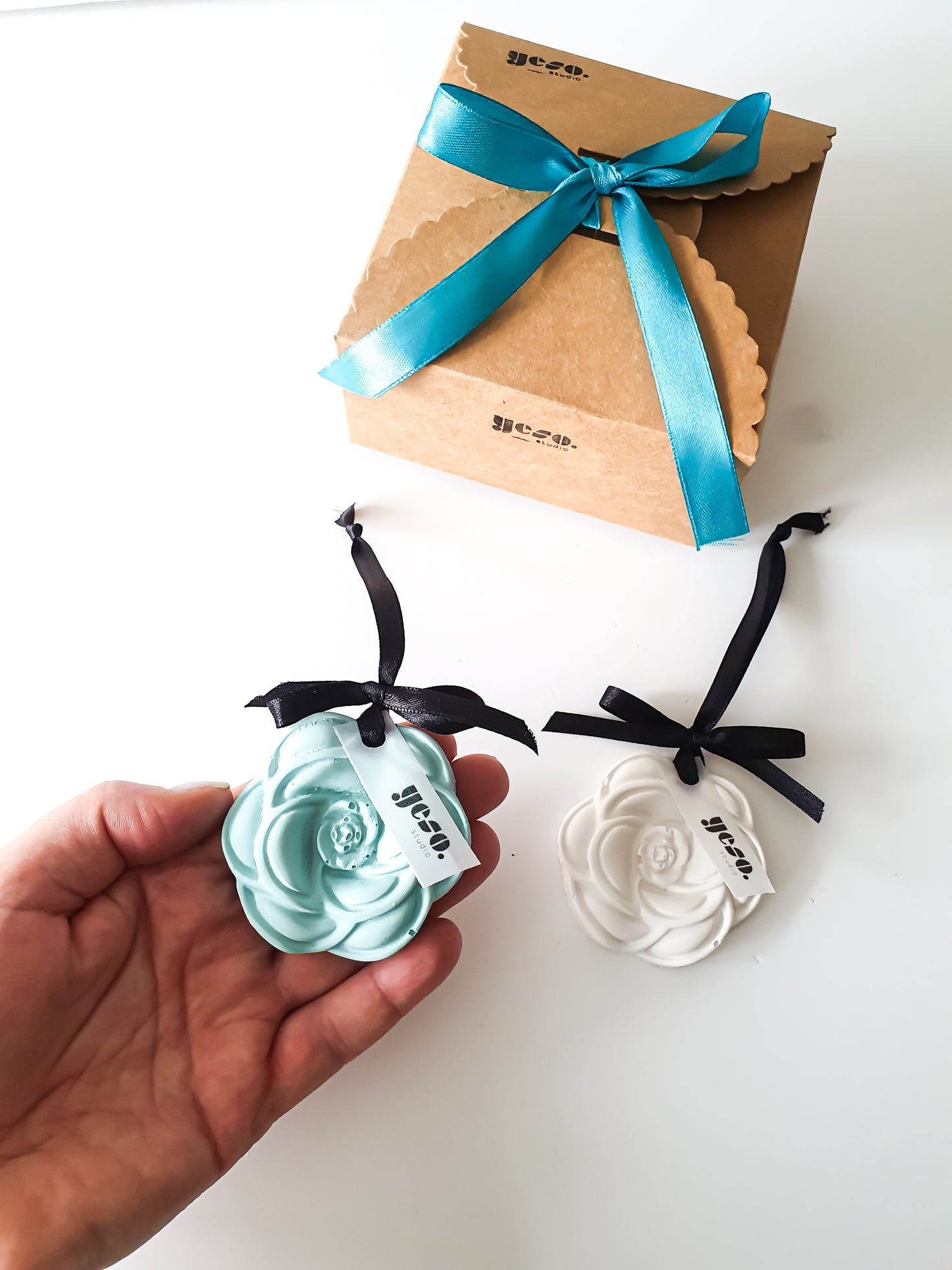 Rose-Shaped Aroma Tag Diffusers Gift Set