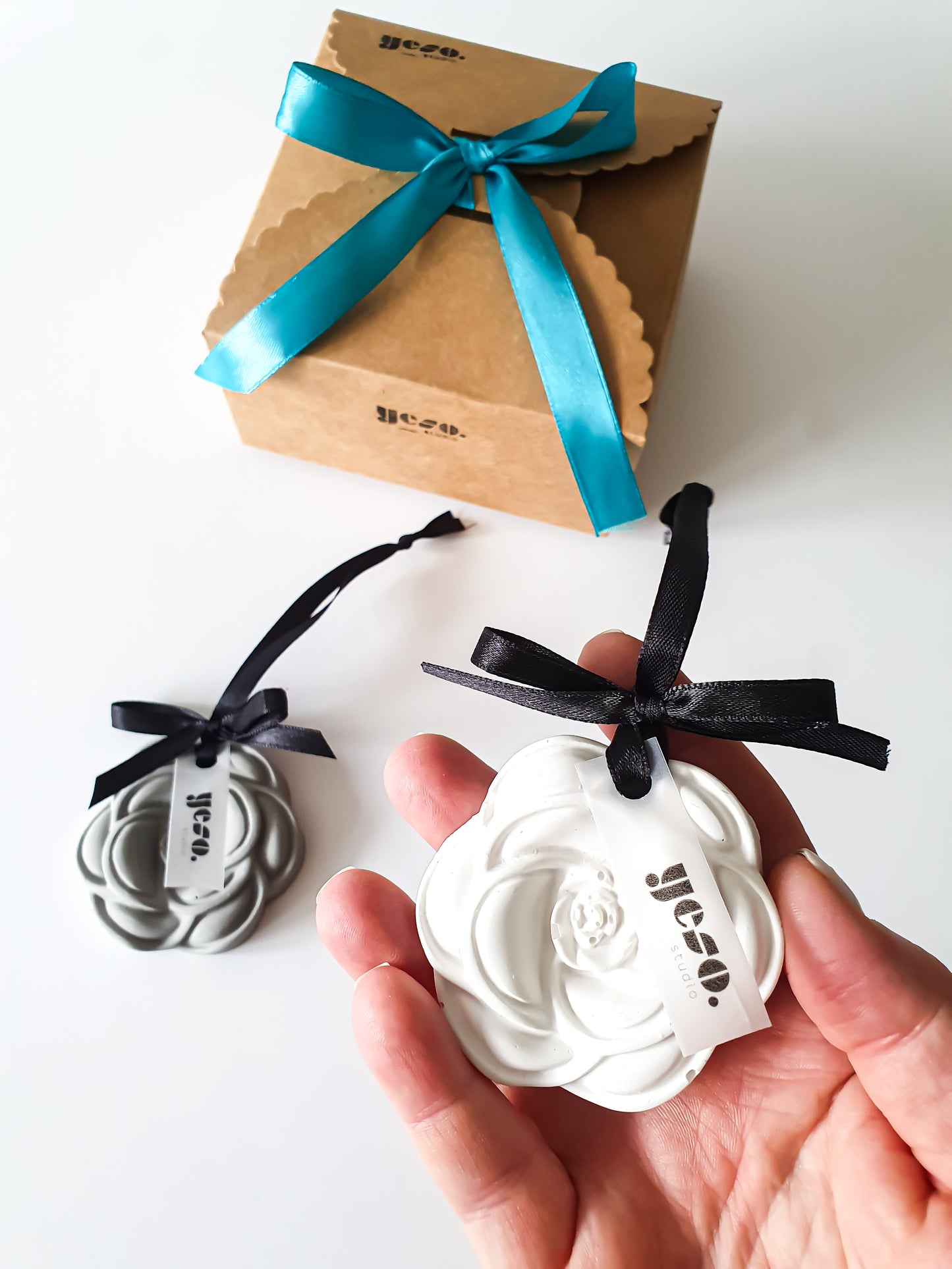 Rose-Shaped Aroma Tag Diffusers Gift Set