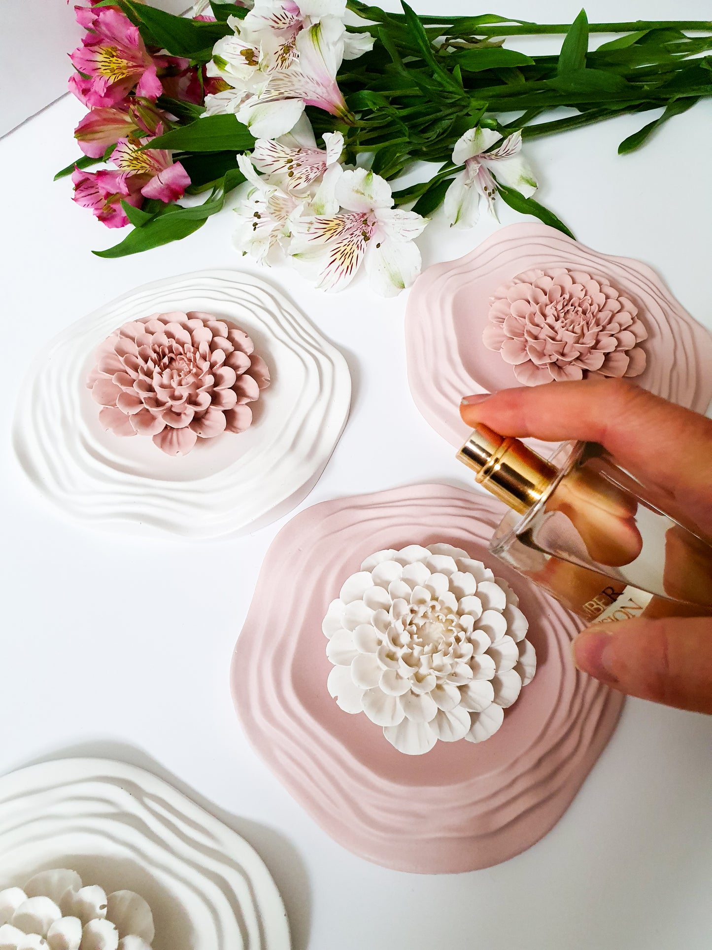 YESOstudio Dahlia Flower Diffuser and Wavy Coaster Set