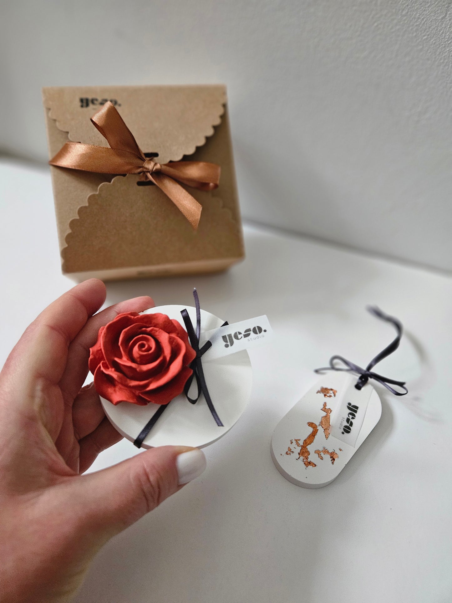 YESOstudio Compact Rose Diffuser and Sparkly Aroma Tag Gift Set