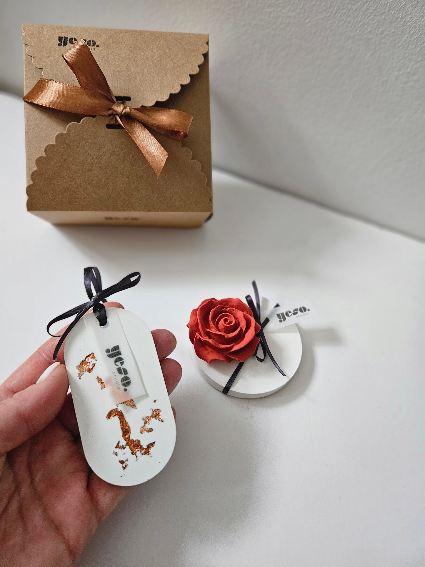 YESOstudio Compact Rose Diffuser and Sparkly Aroma Tag Gift Set