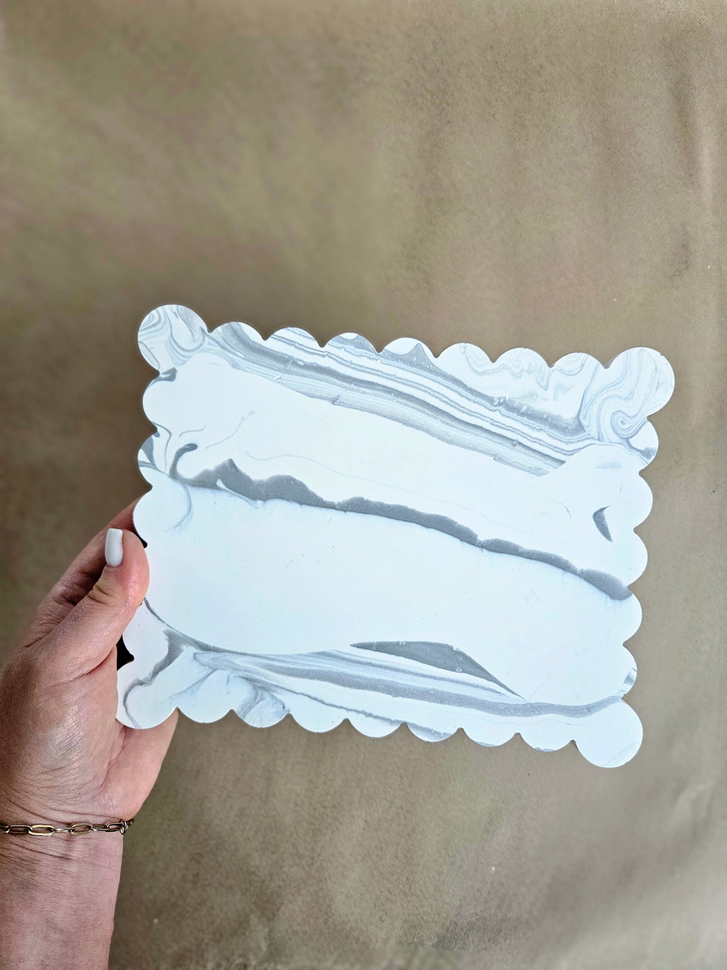Large Scalloped Rectangular Tray – White with Grey Marble Effect 1