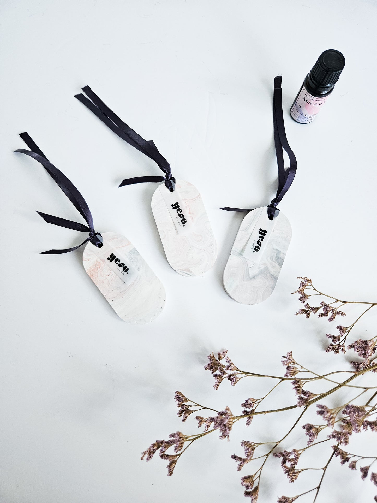 Soft & Subtle Marble – Set of 3 Oval Aroma Stone Tag Diffusers