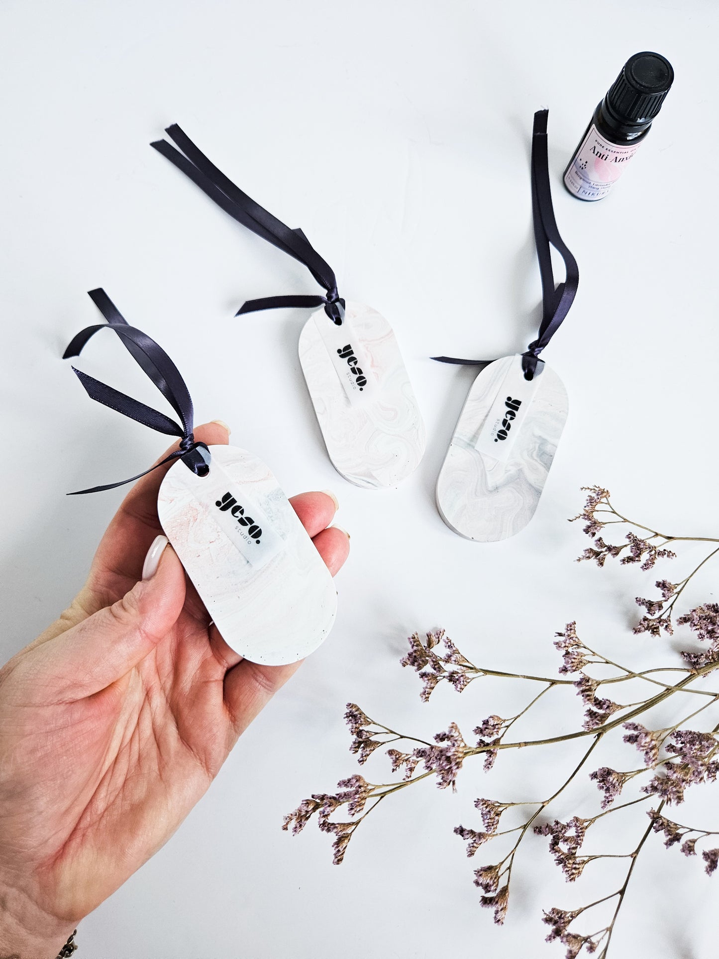 Soft & Subtle Marble – Set of 3 Oval Aroma Stone Tag Diffusers