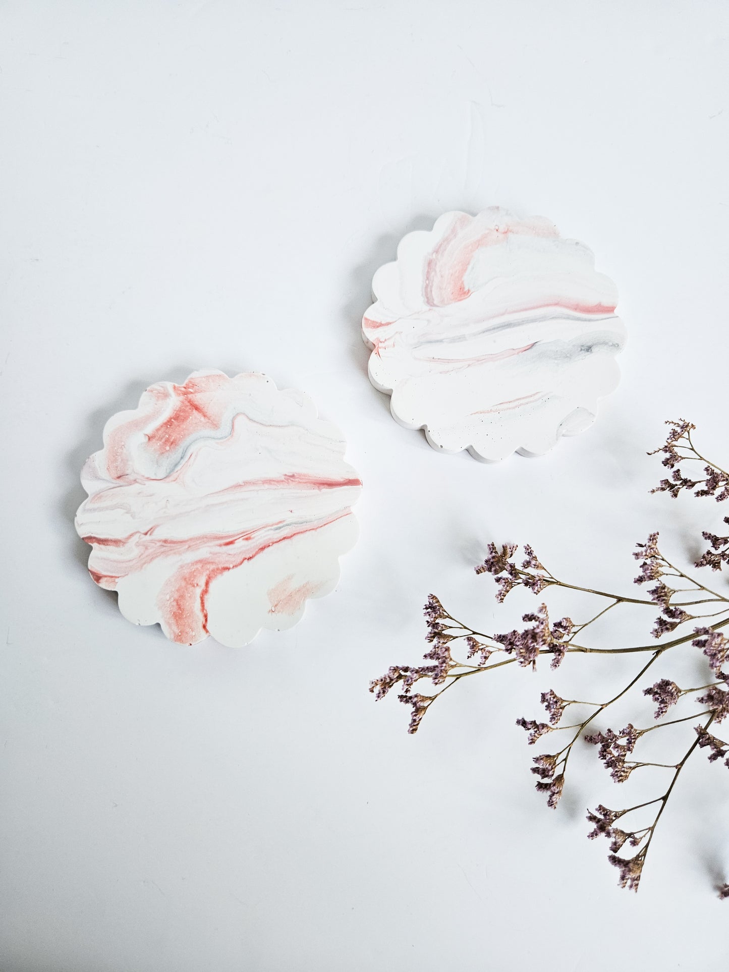 Set of 2 Round Scalloped Coasters – White & Red Marble Effect