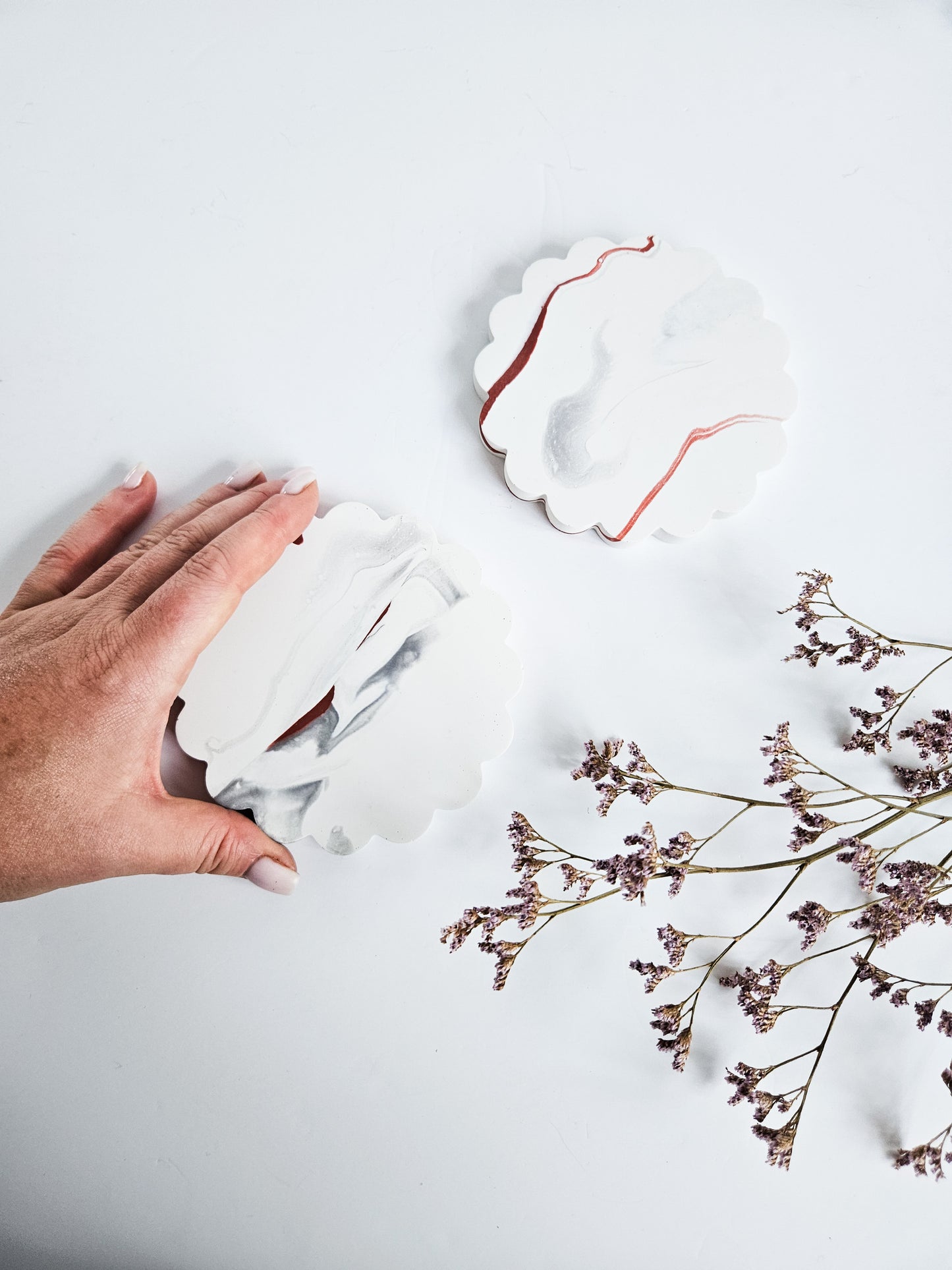 Set of 2 Round Scalloped Coasters – White with Grey & Red Marble Effect