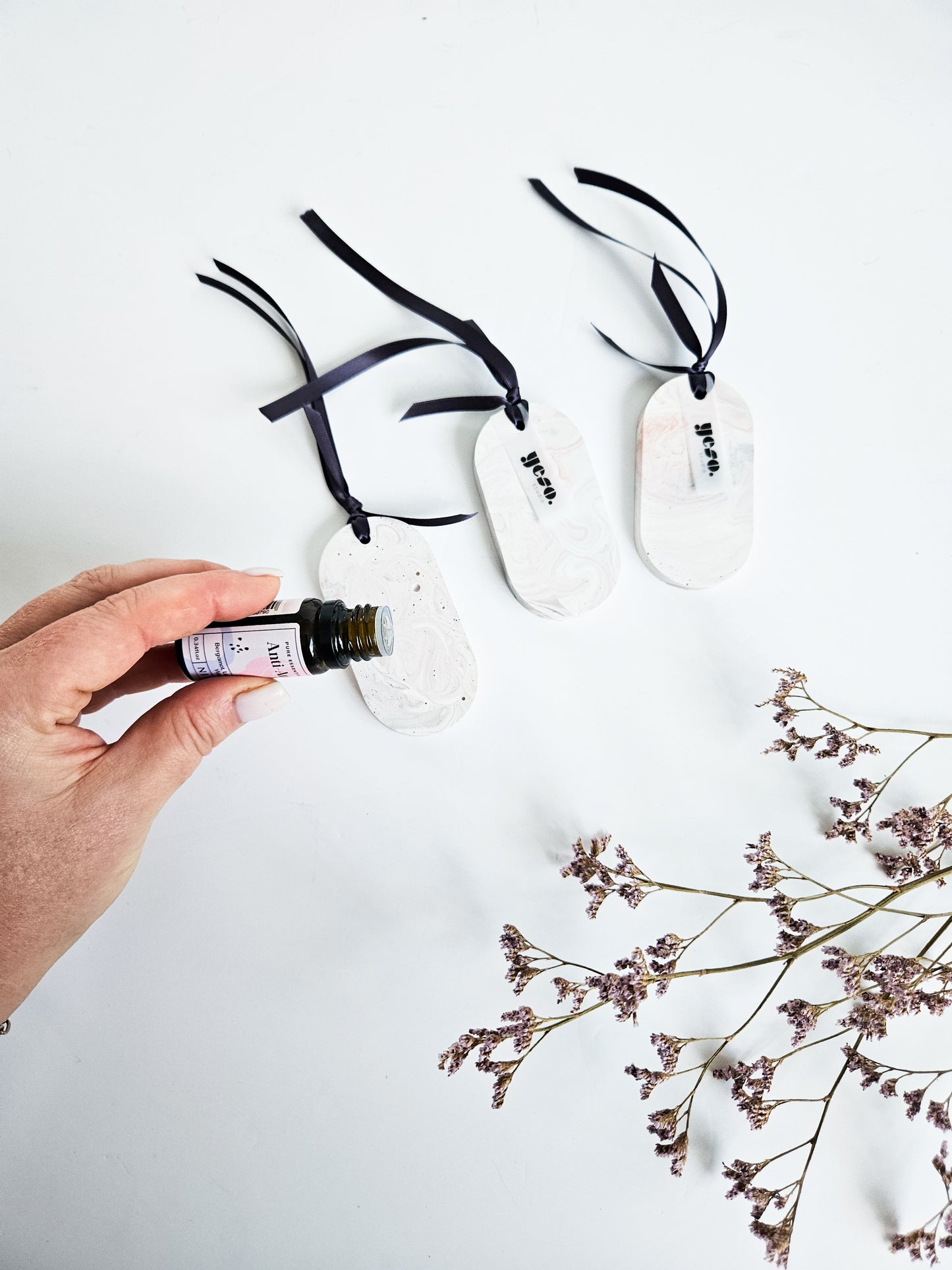 Soft & Subtle Marble – Set of 3 Oval Aroma Stone Tag Diffusers