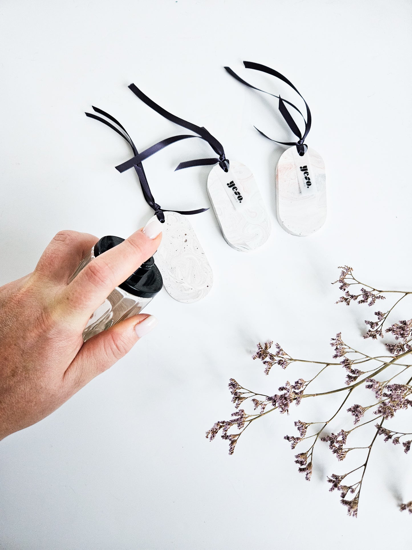 Soft & Subtle Marble – Set of 3 Oval Aroma Stone Tag Diffusers
