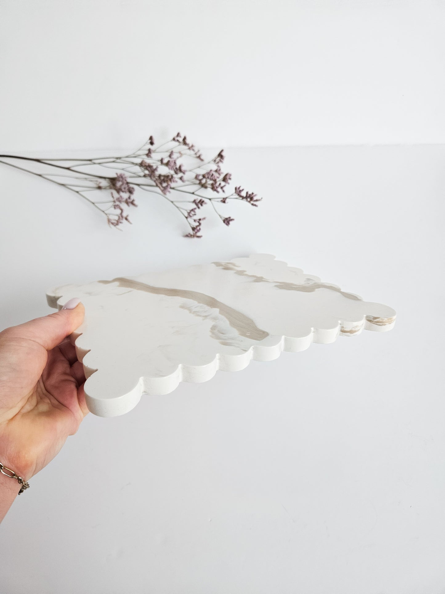 Large Scalloped Rectangular Tray – Off-White with Beige Marble Effect