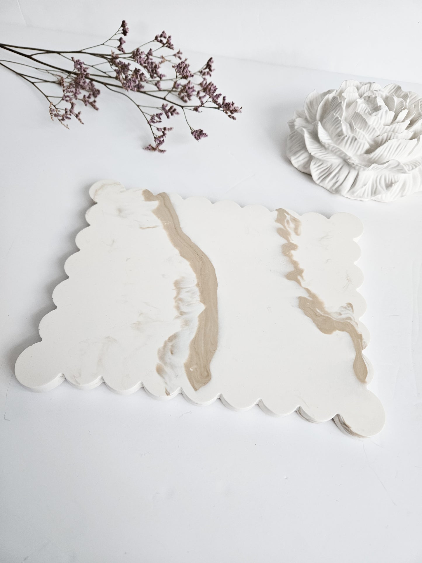 Large Scalloped Rectangular Tray – Off-White with Beige Marble Effect