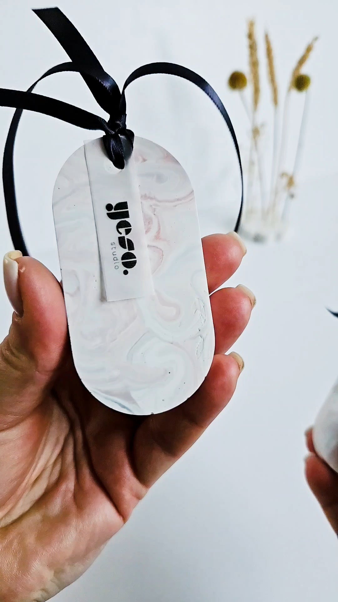 Soft & Subtle Marble – Set of 3 Oval Aroma Stone Tag Diffusers