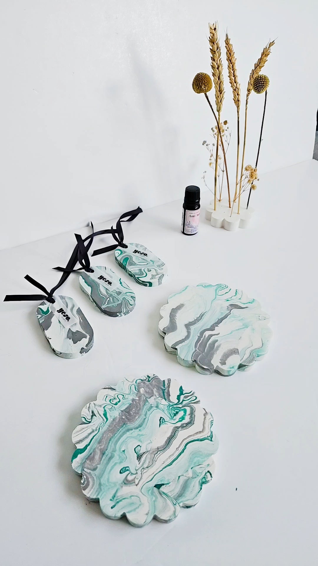Set of 2 Round Scalloped Coasters – Green and Grey Marble Effect