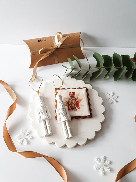 How to Create a Beautiful Christmas Gift Box With Handmade Pieces
