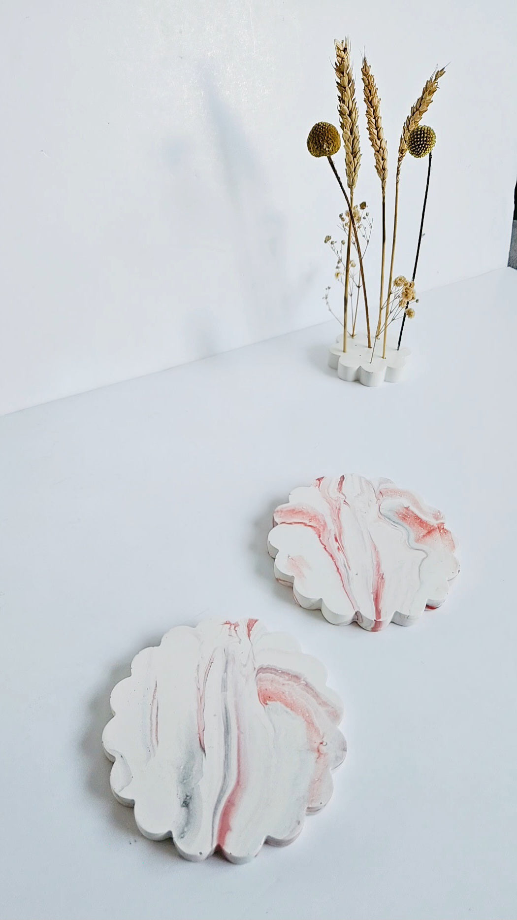 Set of 2 Round Scalloped Coasters – White & Red Marble Effect