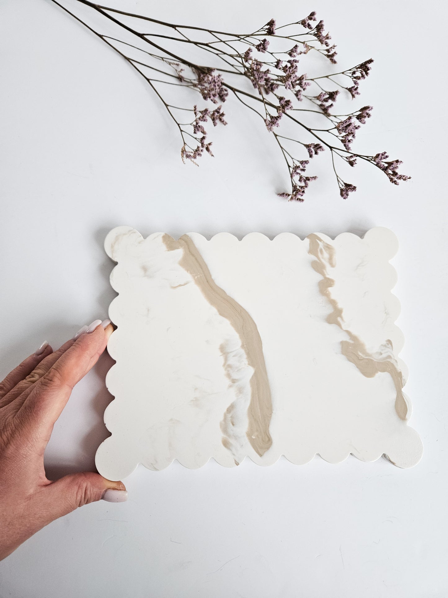 Large Scalloped Rectangular Tray – Off-White with Beige Marble Effect
