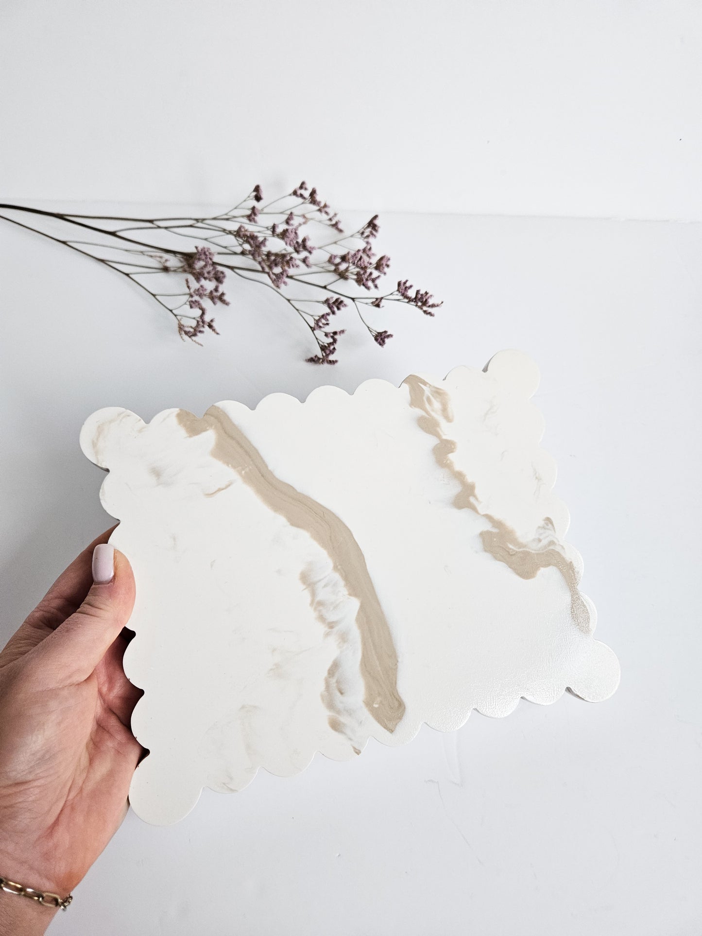 Large Scalloped Rectangular Tray – Off-White with Beige Marble Effect