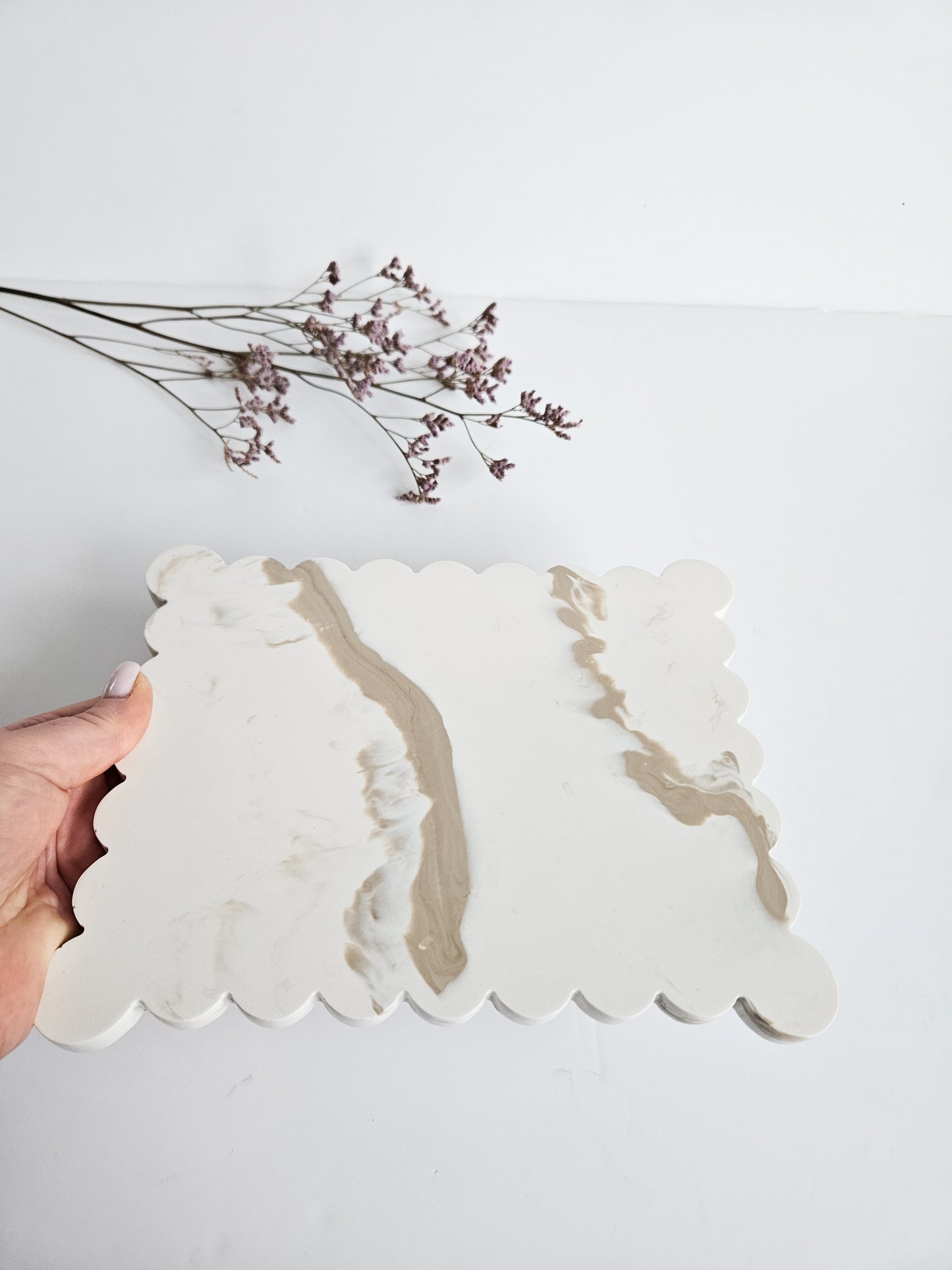 Large Scalloped Rectangular Tray – Off-White with Beige Marble Effect