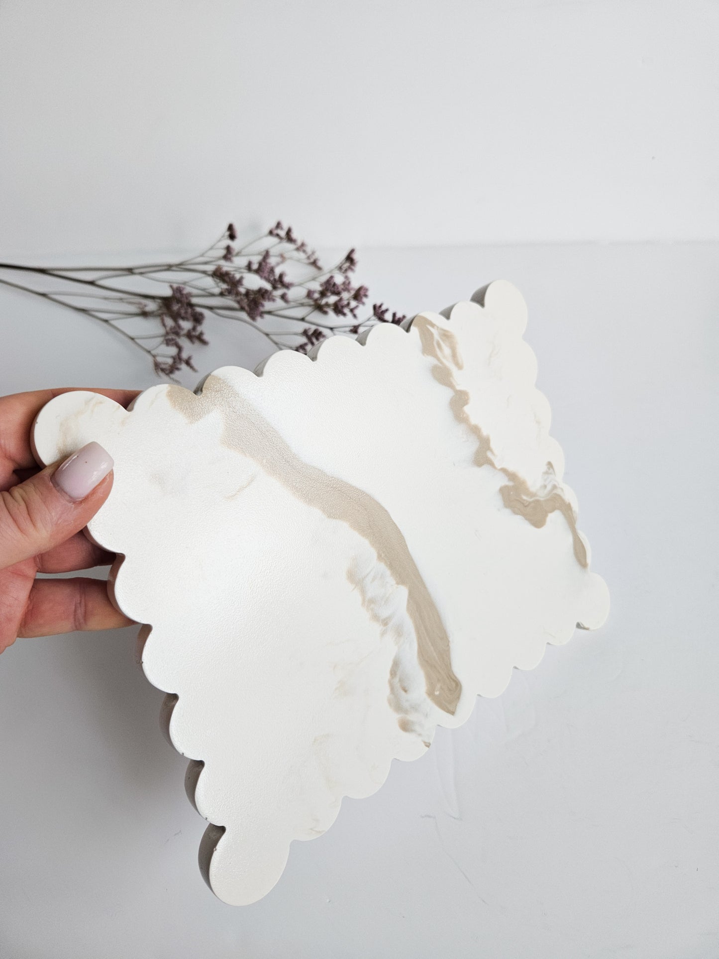 Large Scalloped Rectangular Tray – Off-White with Beige Marble Effect